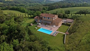 A large house with a swimming pool, surrounded by lush greenery and hills. - Villa Teresina - Guardistallo, Pisa (Guardistallo)