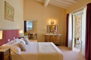 6 bedrooms, travel cot, WiFi
