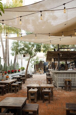 Outdoor dining - Sophisticated Escape with Pool, Rooftop & Cozy Ambiance (San José del Cabo)