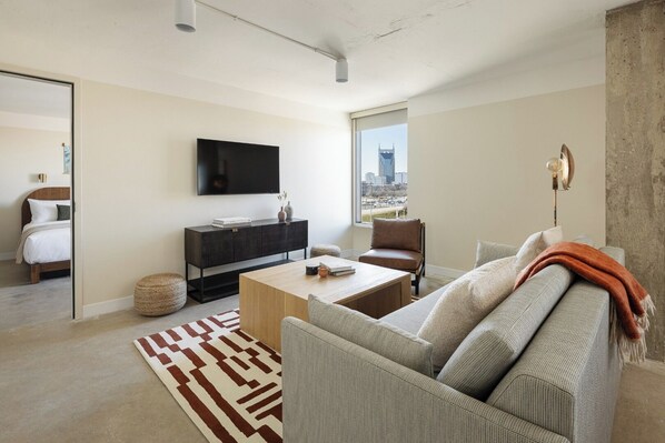 Una televisión, una chimenea