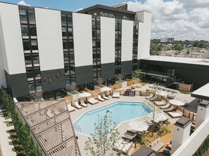 Indoor pool - Modern Loft-Style Suites with Rooftop Pool – Steps from Nissan Stadium (Nashville)