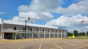 Front of property - Smartwood Inn (Osseo)