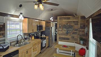 Kylskåp, spishäll, diskmaskin och brödrost