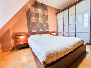 3 bedrooms, desk, iron/ironing board, travel cot