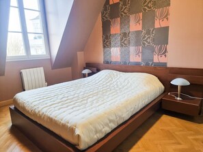 3 chambres, bureau, fer et planche à repasser, lit parapluie