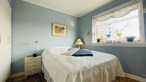 2 habitaciones, tabla de planchar con plancha y cuna de viaje 