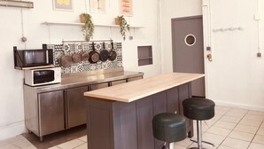 Een moderne keuken met een centraal eiland, roestvrijstalen apparatuur en decoratieve wandtegels.