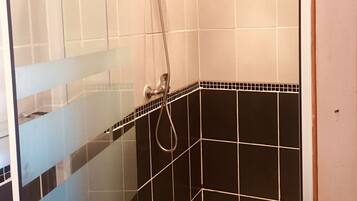 Een douche, een haardroger, handdoeken
