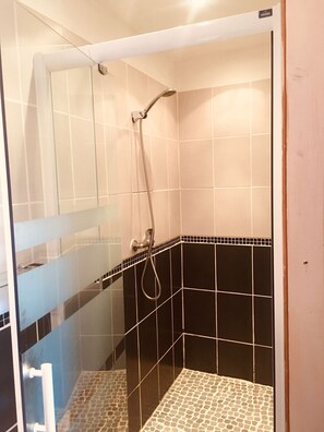 Dusche, Haartrockner, Handtücher