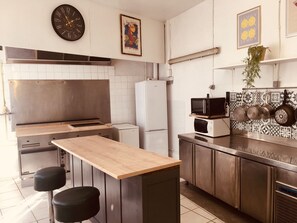 Frigorífico, microondas, placa de cocina y cafetera o tetera