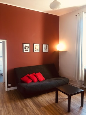 TV - 11/ Logement 4 pers sdb privée wifi-cuisine commune (Ecueillé)