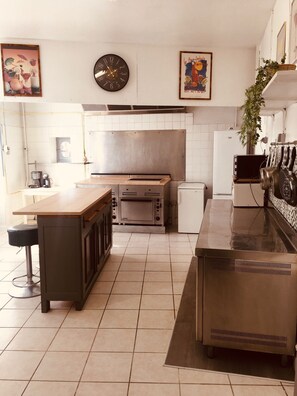 Fridge, microwave, coffee/tea maker, electric kettle - 11/ Logement 4 pers sdb privée wifi-cuisine commune (Ecueillé)