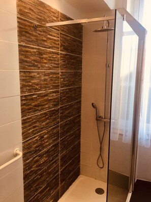 Ducha, secador de pelo, toallas