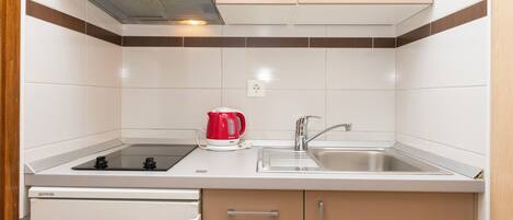 Fridge, cookware/dishes/utensils