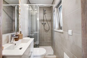 Dusche, Haartrockner, Handtücher
