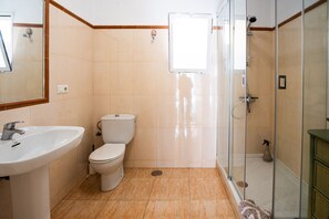 Douche, sĂšche-cheveux, serviettes fournies