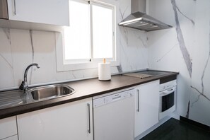 Kühlschrank, Mikrowelle, Ofen, Geschirrspüler