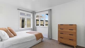 4 bedrooms, desk, iron/ironing board, travel crib