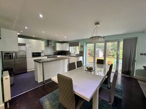 Dining - Ascot Spacious 5-Bedroom House (Ascot)