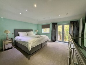 5 bedrooms, iron/ironing board - Ascot Spacious 5-Bedroom House (Ascot)