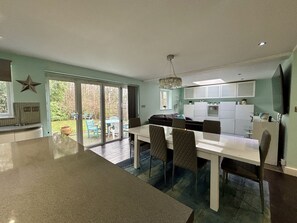 Dining - Ascot Spacious 5-Bedroom House (Ascot)