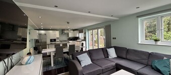 Ascot Spacious 5-Bedroom House