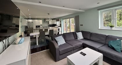 Ascot Spacious 5-Bedroom House