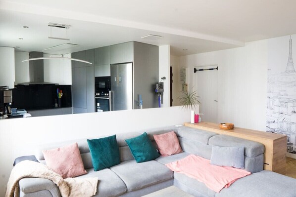 TV - Luxury apartment 10 minutes from Paris (Sèvres)