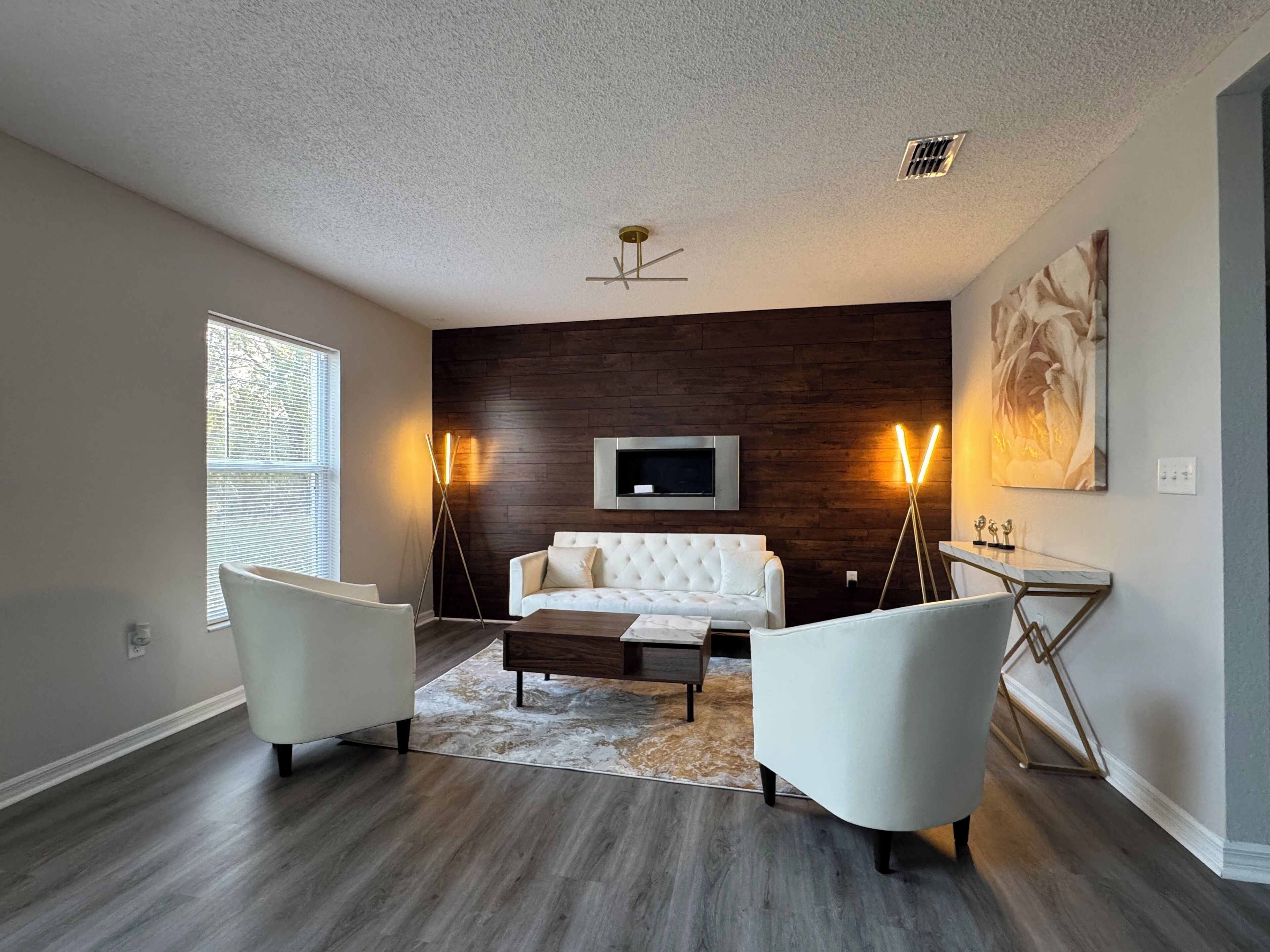 Una Smart TV, una chimenea