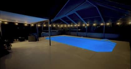 Luxurious 4-bedroom Pool house with Game Room , WiFi in fabulous Spring Hill