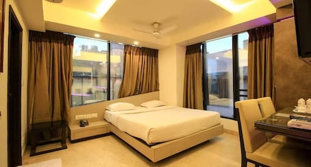 Escritorio, sistema de insonorización y camas plegables/adicionales . Hotel Aston International