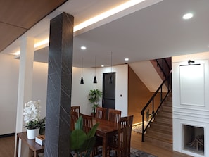 Family Villa, 4 Bedrooms, Non Smoking, Courtyard View | In-room dining