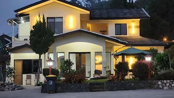 Family Villa, 4 Bedrooms, Non Smoking, Courtyard View | Living area | Smart TV, Netflix, streaming services