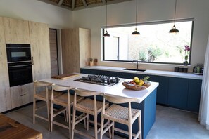 Kjøleskap, mikrobølgeovn, ovn og oppvaskmaskin