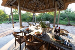 Outdoor dining - Discover the coziness of Villa Mogohlo - Hoedspruit (Hoedspruit)