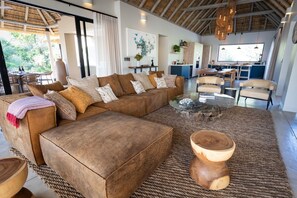 TV, fireplace - Discover the coziness of Villa Mogohlo - Hoedspruit (Hoedspruit)