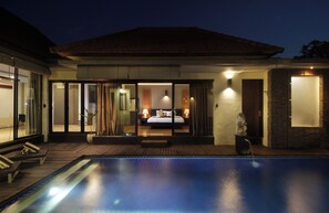A modern hotel with a swimming pool, a bedroom with a large bed and a bathroom with a stone wall. - Jayani Villa (Seminyak)