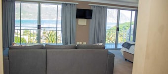 Fabulous 5-bedroom Beach House Stunning Views with WiFi in Hout Bay Cape Town