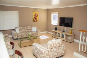 Smart TV, fireplace - Fabulous 5-bedroom Beach House Stunning Views  with WiFi in Hout Bay  Cape Town (Cape Town)