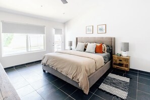 4 slaapkamers, een strijkplank/strijkijzer, reisbedje, gratis wifi