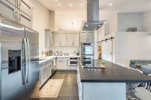 Refrigerador, microondas, horno, placa de cocina