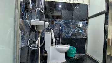 Executive Double Room, City View | Bilik Mandi | Pancuran mandi, kelengkapan dandanan diri percuma, tuala disediakan