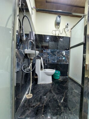 Habitación doble ejecutiva, vista a la ciudad | Baño | Regadera, amenidades de baño gratuitas, toallas, jabón 
