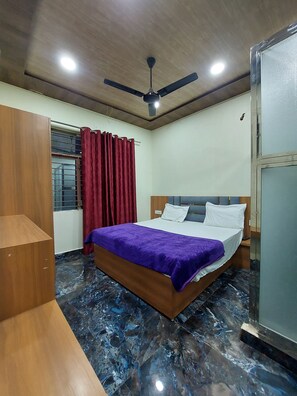 Habitación doble ejecutiva, vista a la ciudad | Espacio para trabajar con laptop y wifi gratis 