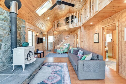 3 Mi to Catskill Trail: Stamford Cottage w/ Views