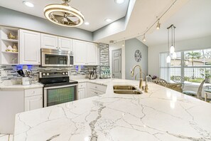Fridge, microwave, stovetop, dishwasher - 4 Mi to Public Beach: Cape Coral Paradise! (Cape Coral)