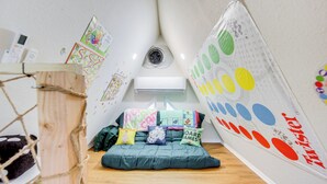A child's playroom with a bunk bed, a small table, and a wall with educational posters. - 7 Mi to Tyler State Park: 'A-Game' Cabin (Tyler)