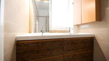 Douche, sèche-cheveux, serviettes fournies