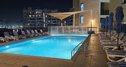 Chic studio with AC, fitness room, swimming pool, open sea in marvelous Al Hamra