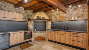 Jääkaappi, uuni, astianpesukone, kahvin-/teenkeitin